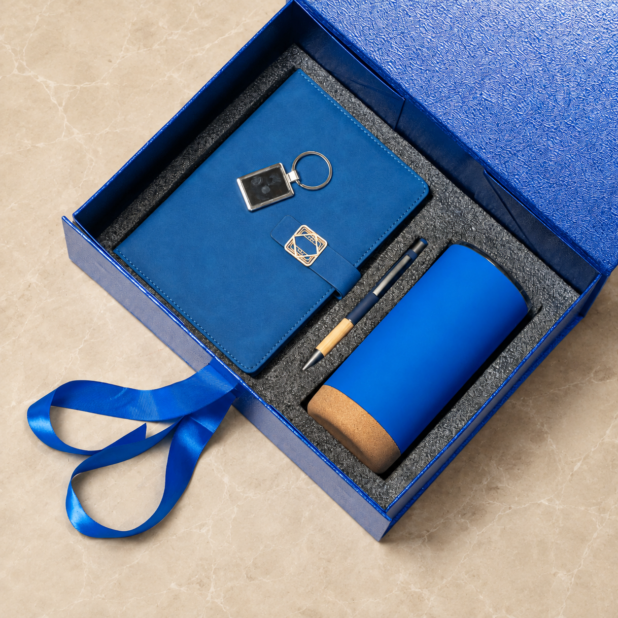 Notebook, pen, keyring and cork-base tumbler in a gift box