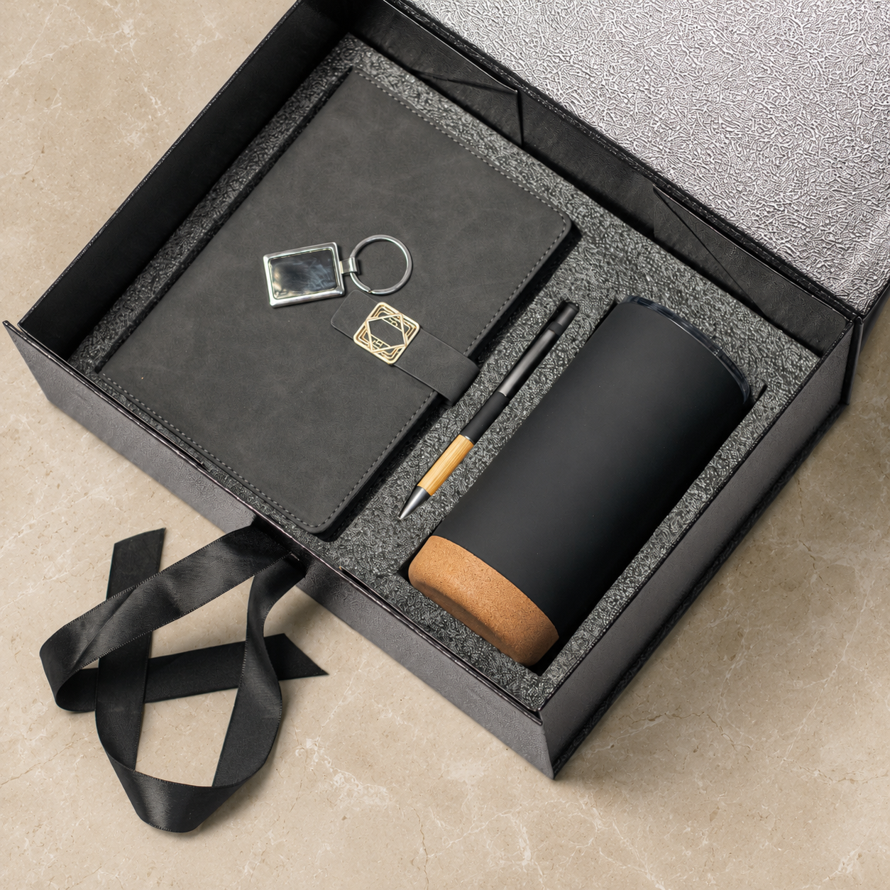 Notebook, pen, keyring and cork-base tumbler in a gift box