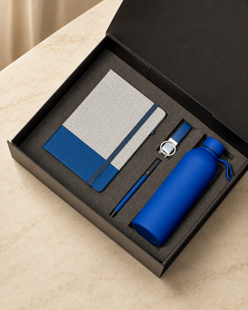 Two-tone notebook, pen, keyring and bottle in a gift box