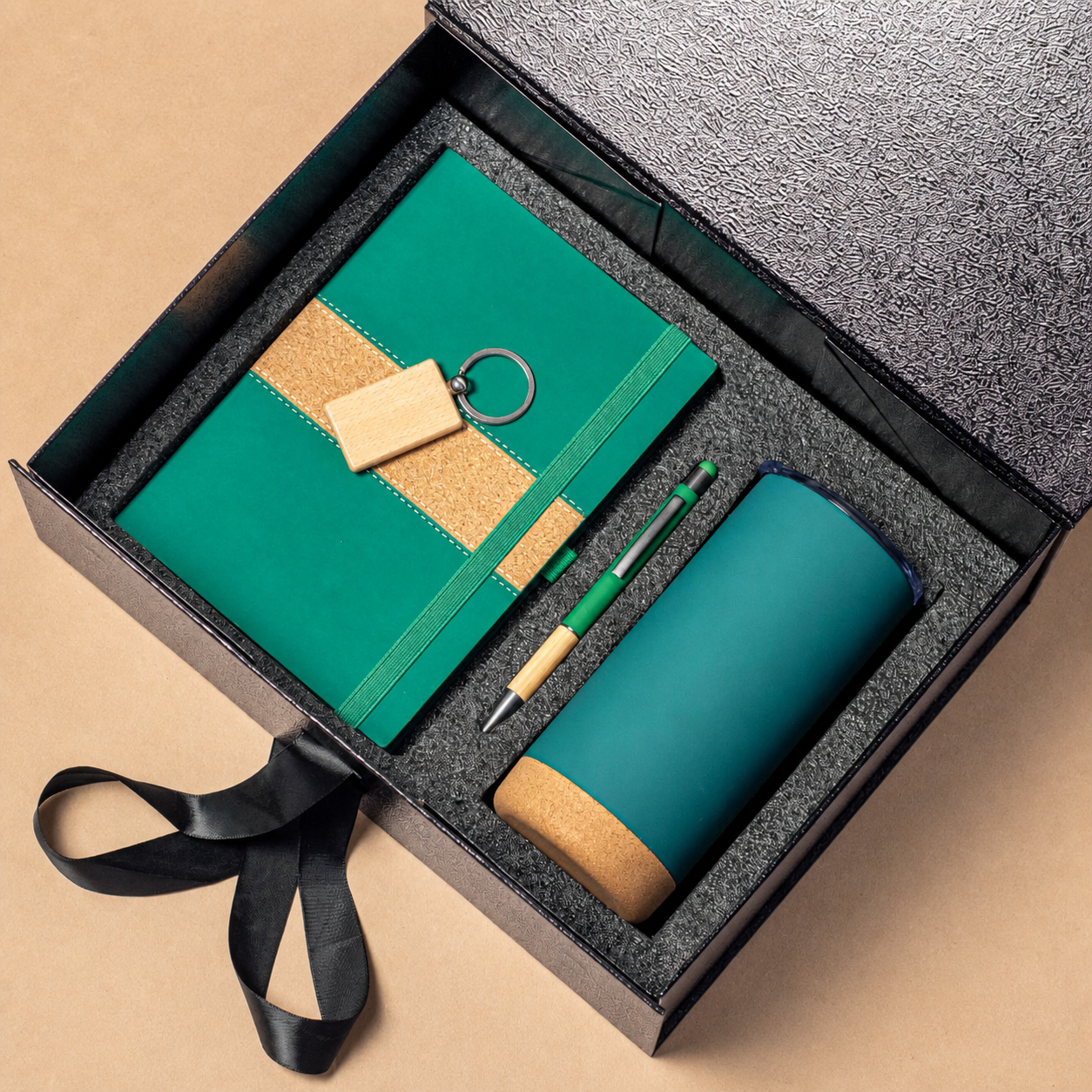 Notebook, pen, keyring and cork-base tumbler in a gift box