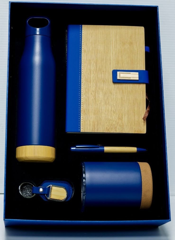 Bamboo-panel buckle notebook; Thermal flask with natural-tone base; Matching thermal mug; Keyholder; Pen; Presentation box