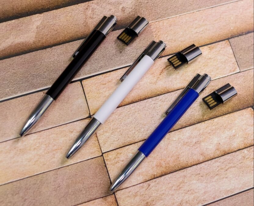 Ballpoint pen with integrated 8GB USB flash drive; Removable USB section